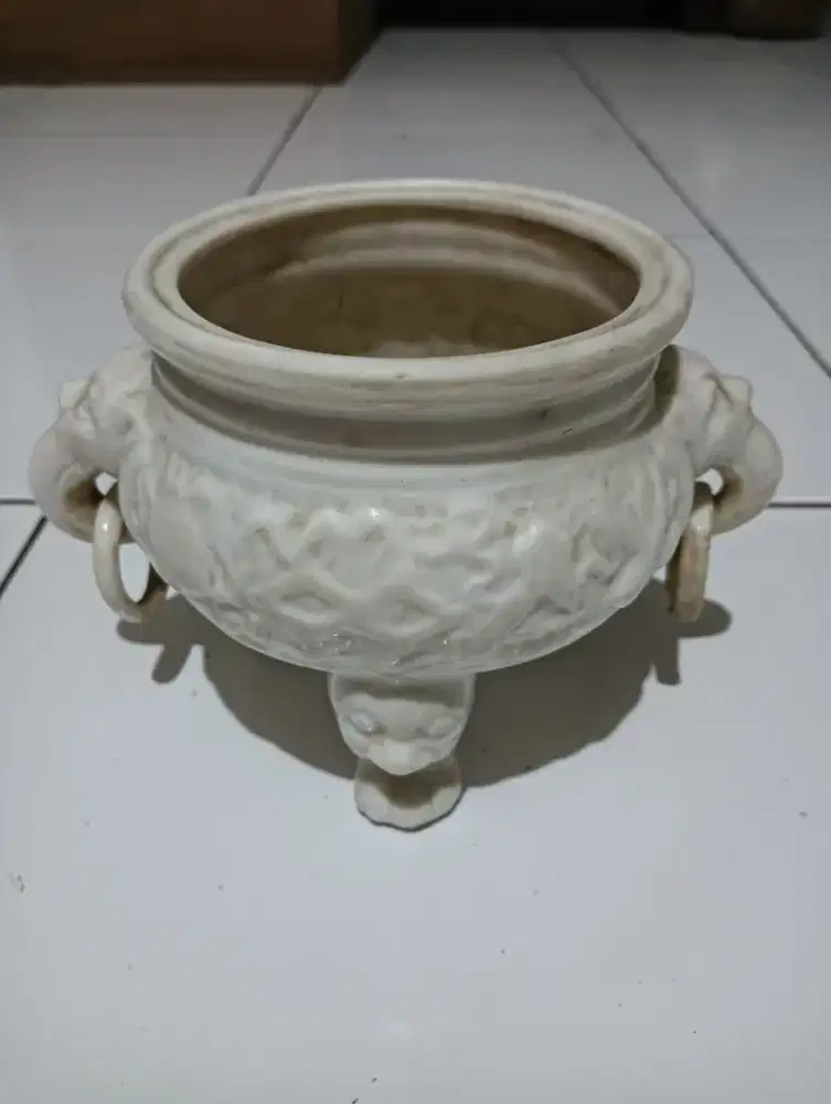 Tempat abu porselen putih antik