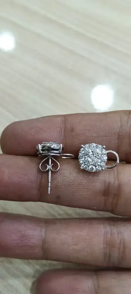 Anting berlian model tusuk