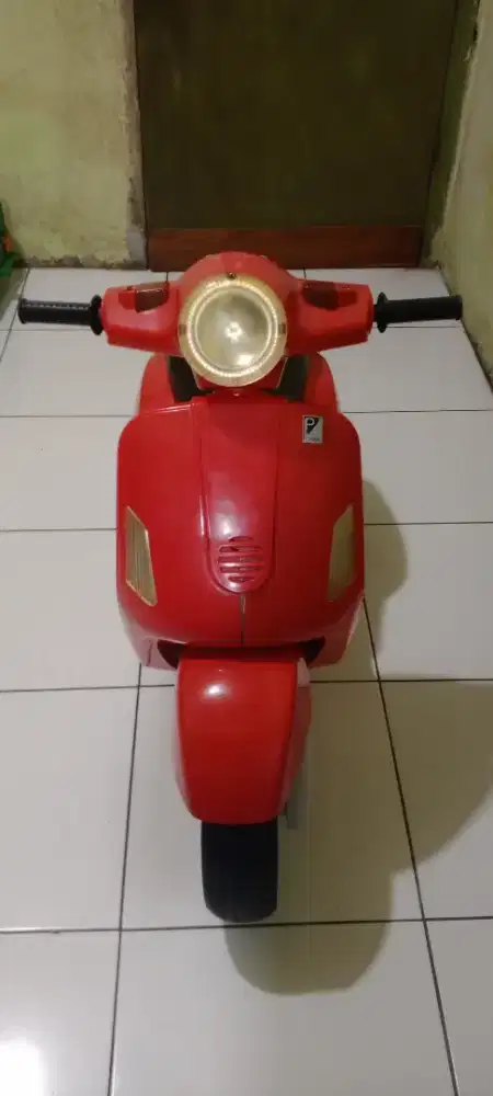 Motor aki anak PEG PEREGO vespa