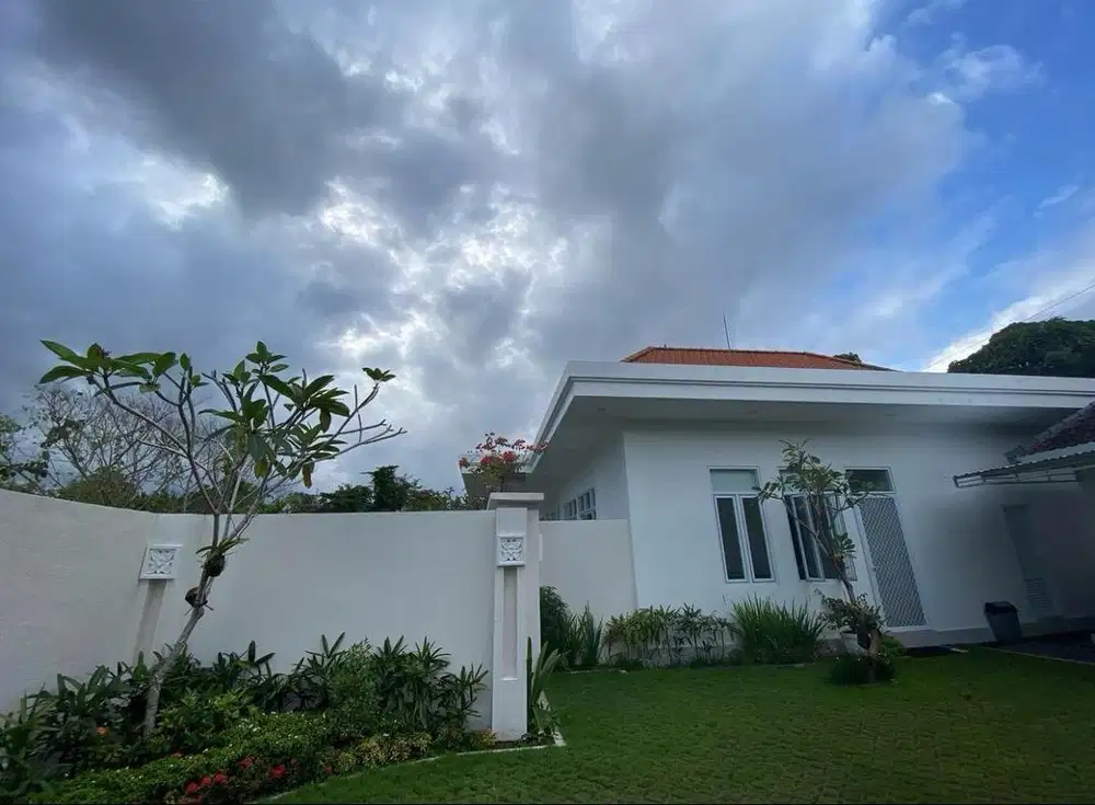 Rumah dengan Kolam Renang