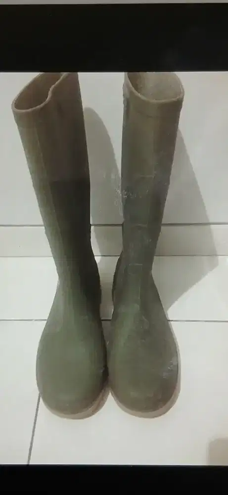 Sepatu boot Tera ukuran 40