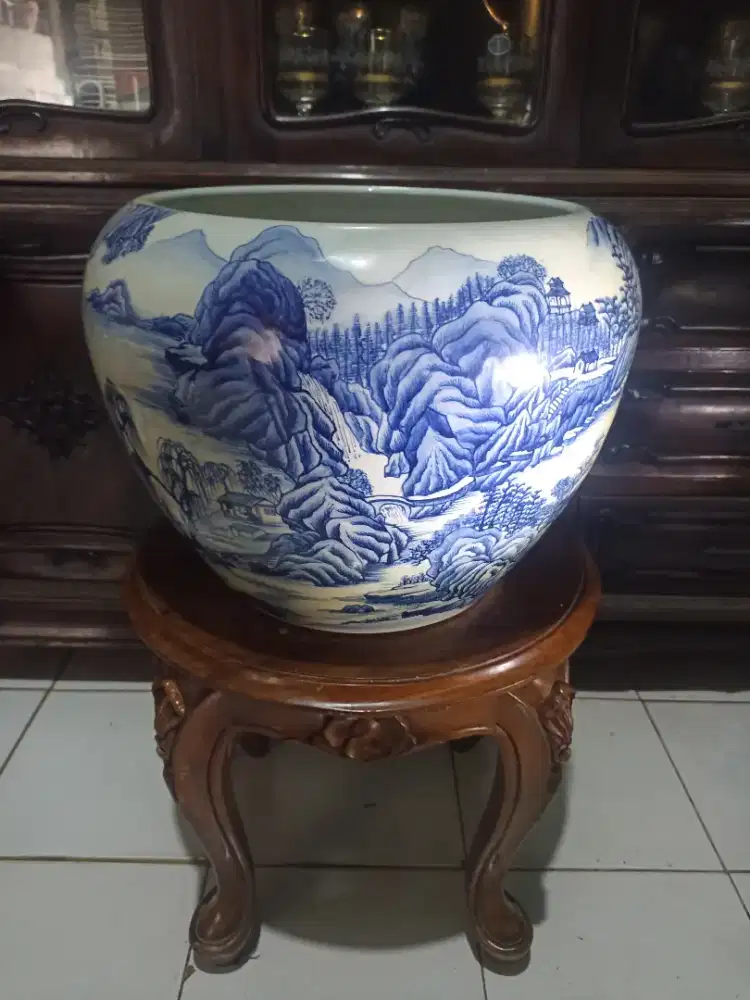 Jambangan biru putih