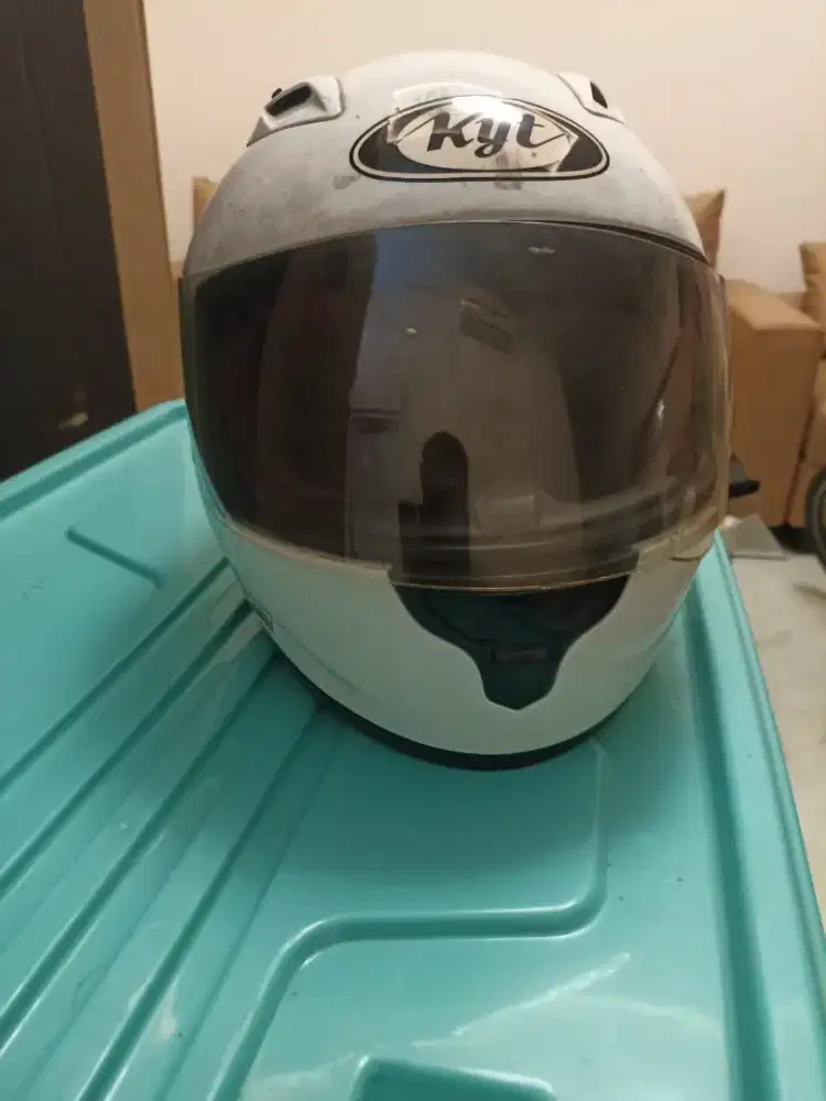 dijual cepat helm merk kyt