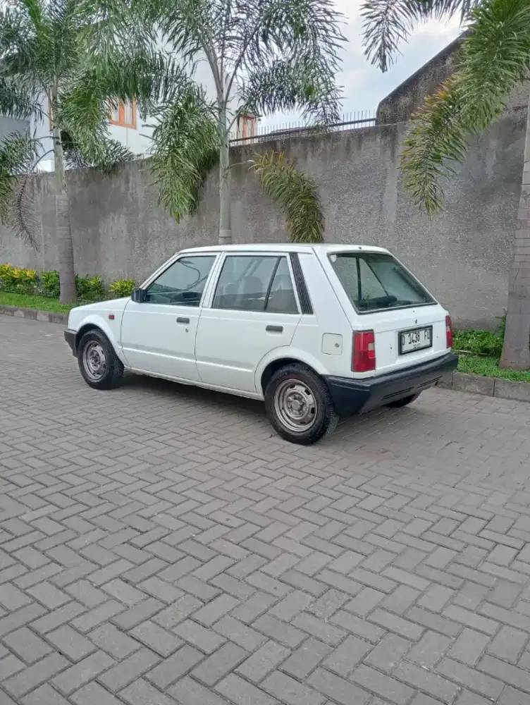 mobil charade 86 putih