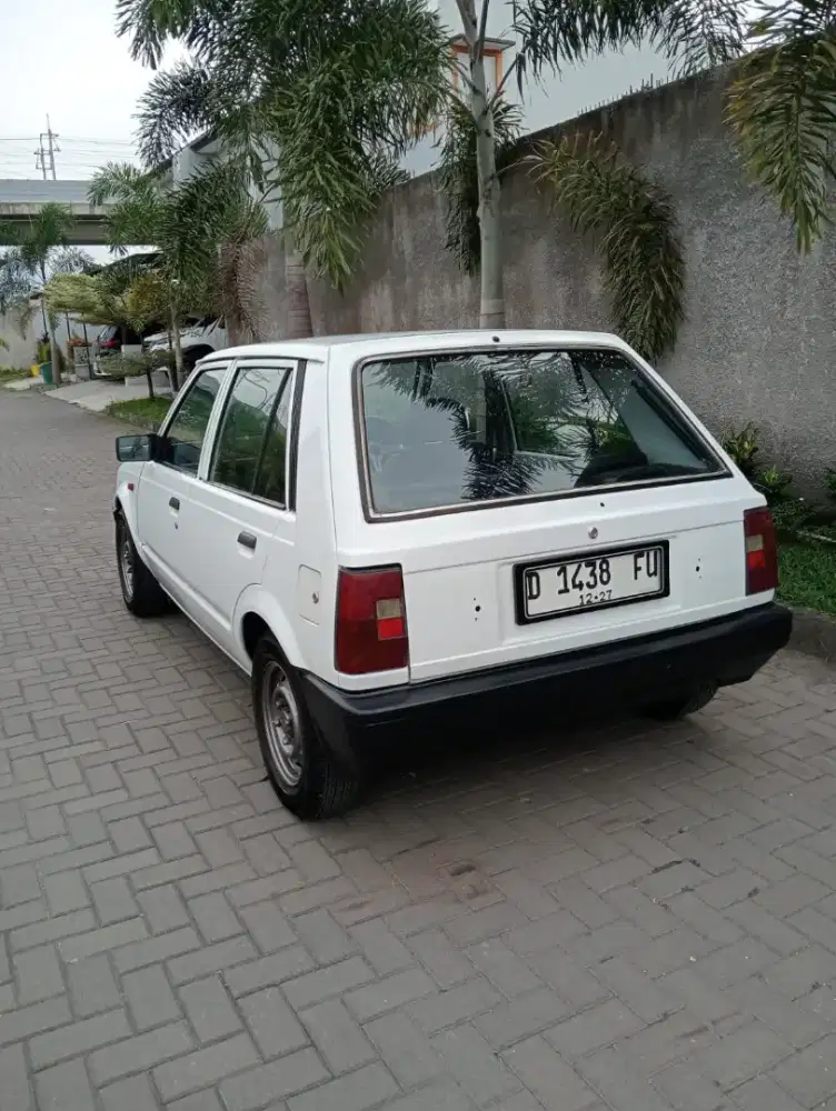 mobil charade 86 putih