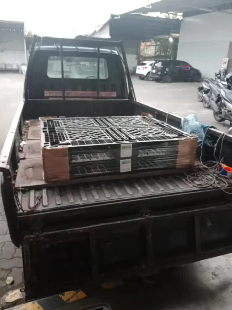 Pallet plastik untuk industri otomotif