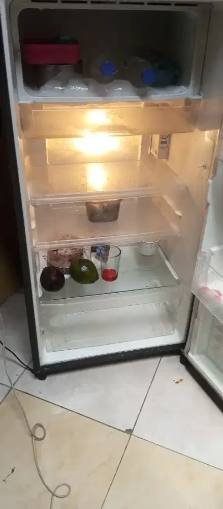 Di jual kulkas satu pintu