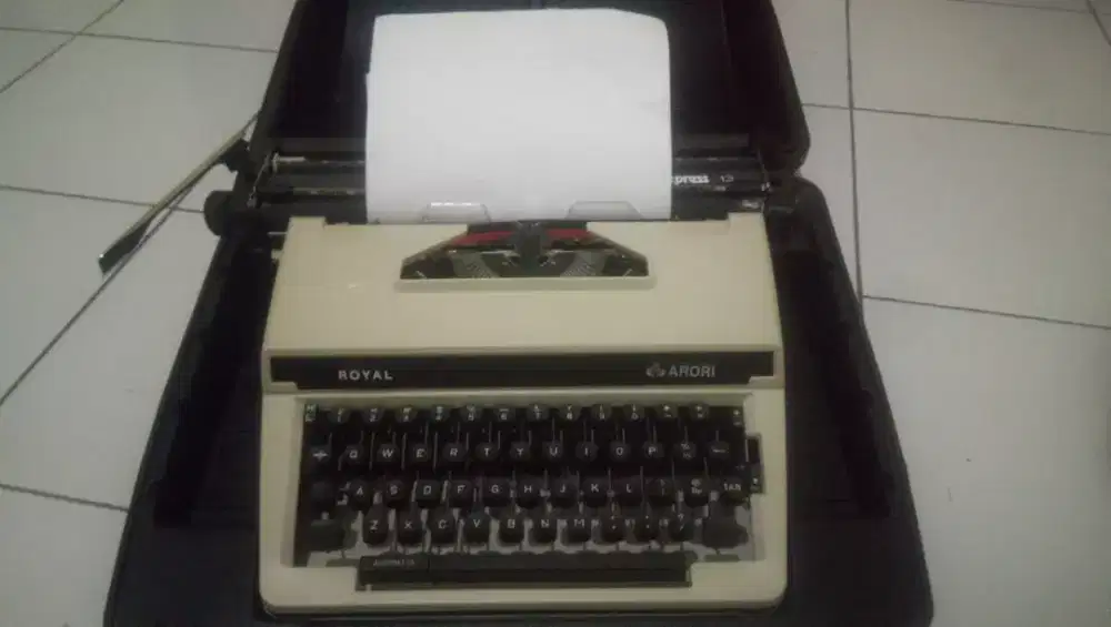 Mesin Tik Royal Arori