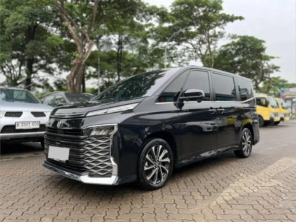 TOYOTA VOXY 2023 AT HITAM