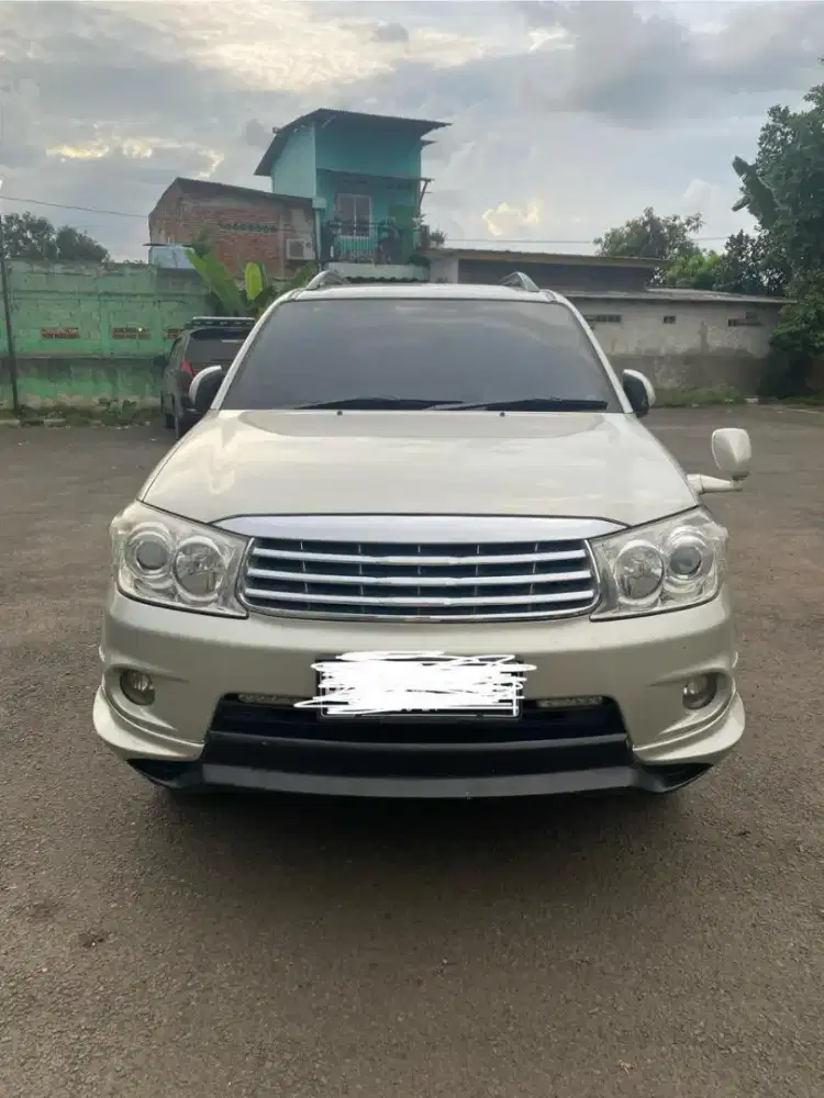 Dijual Toyota Fortuner (2011)