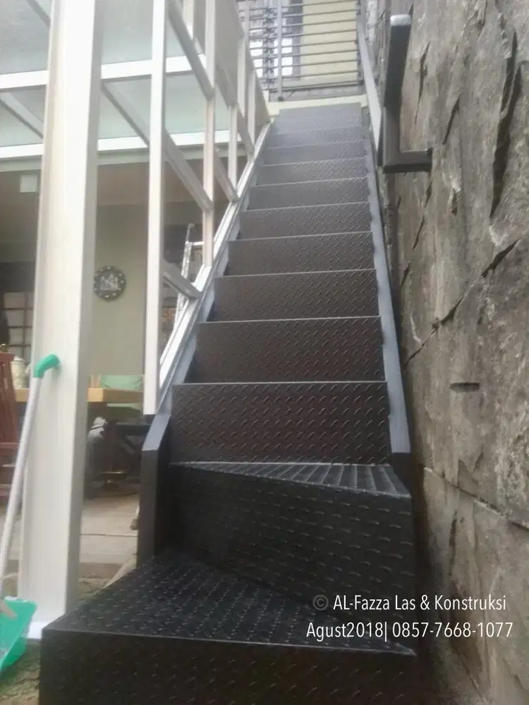 Tangga Minimalis Modern Industrial - Finishing Rapi & Elegan!