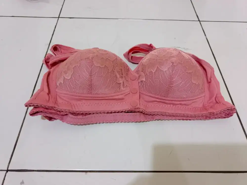 Admin onlineshop 1 orang, Host live 1 orang