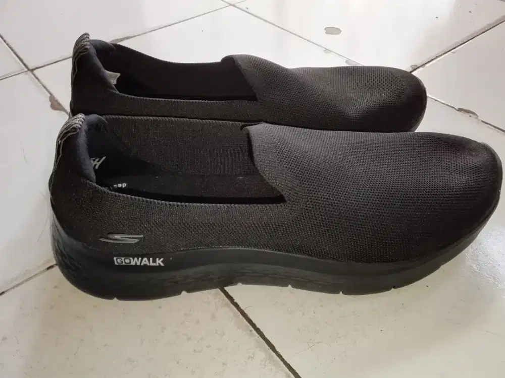 Sepatu sekechers UK 43