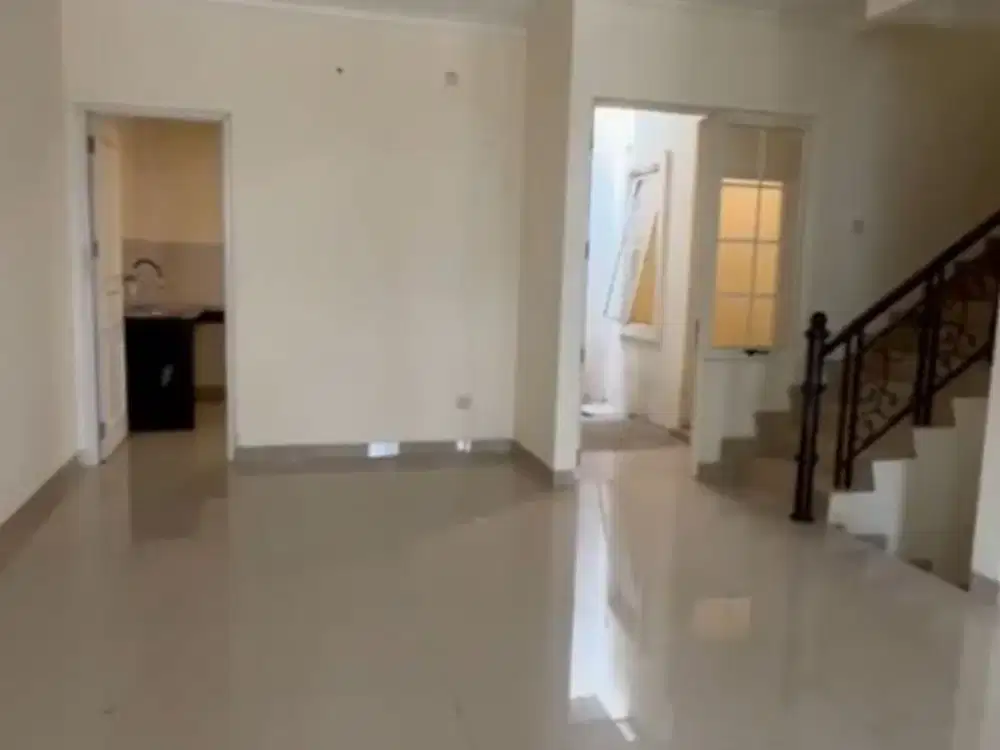 For Sale Rumah 2 Lantai di Greenlake City West Europe Kondisi Unfurnished Uk. 10 x 15 M²