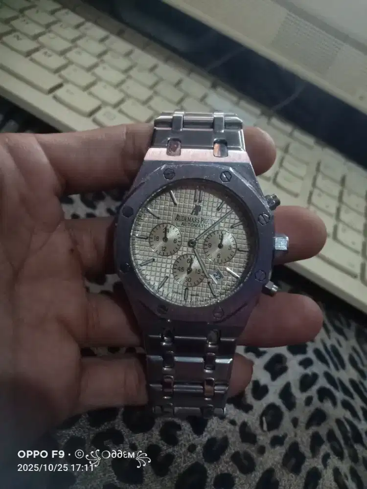 Jam tangan AP mesin baterai biasa. Kondisi off. Mati.