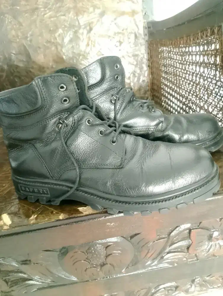 Dijual sepatu safety kulit sapi asli ujung sepatu besi, size 42