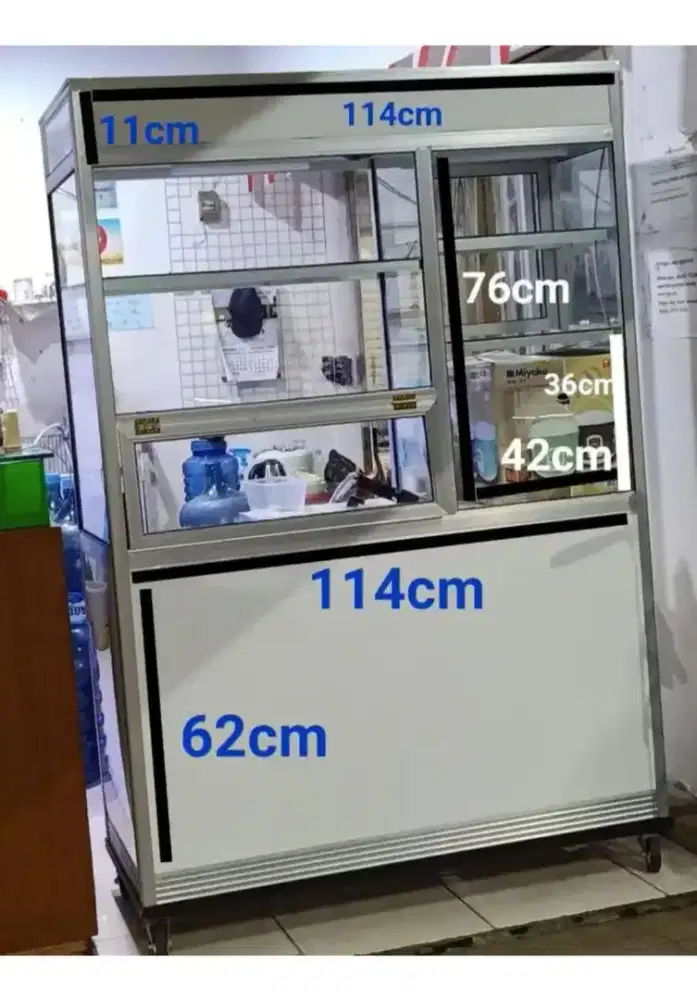 ETALASE DISPLAY DENGAN RODA