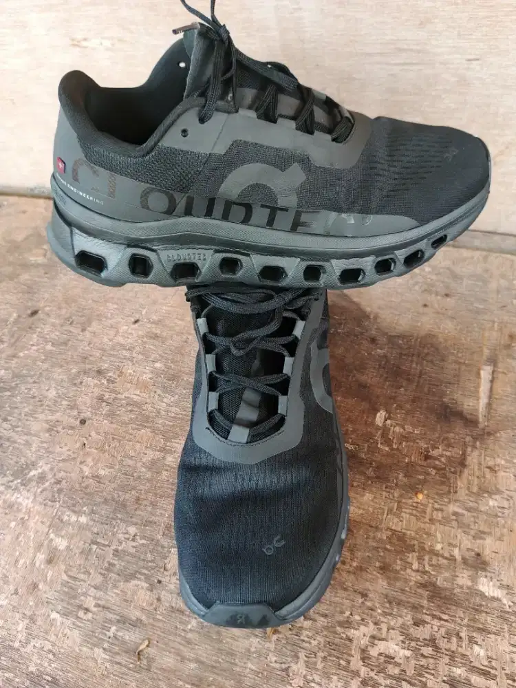 Jual sepatu on cloudmonster original size 42 bisa byar cod d tempat