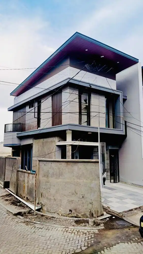 *Rumah Gress di Jalan Utama area Manyar-Hook*