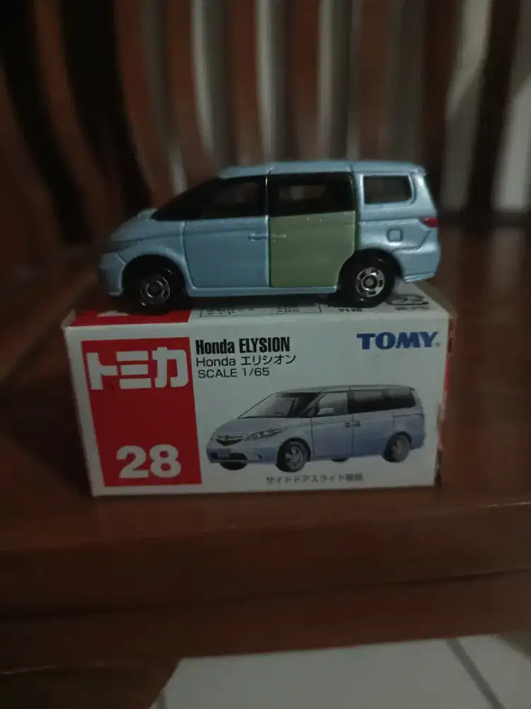 Tomica 28 Honda Elysion 1/65 Tomy.