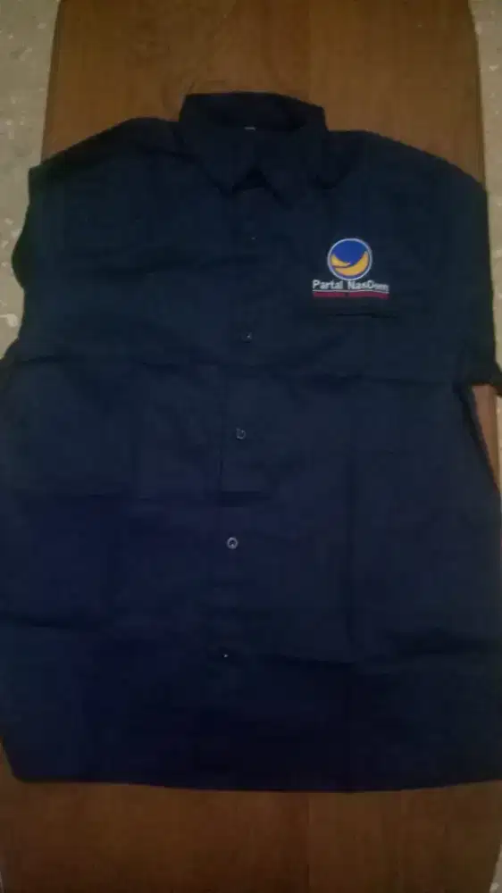 Kemeja  partai Nasdem ada 12 lusin. Bahan tebal