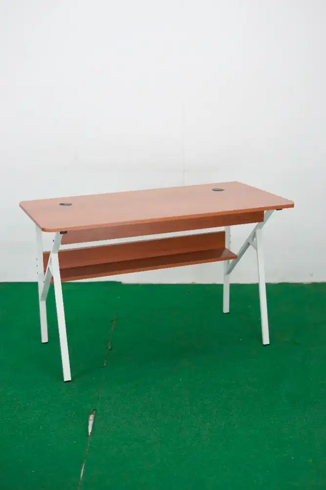 Meja gaming  atau komputer