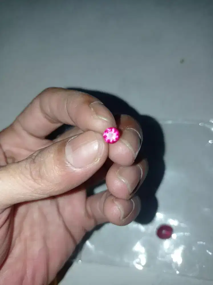 Batu permata merah darah