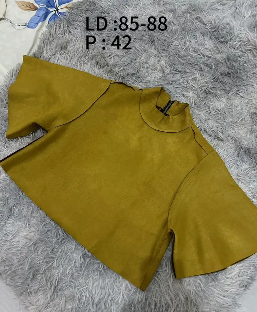 Preloved Atasan Crop Top Lengan Lonceng
