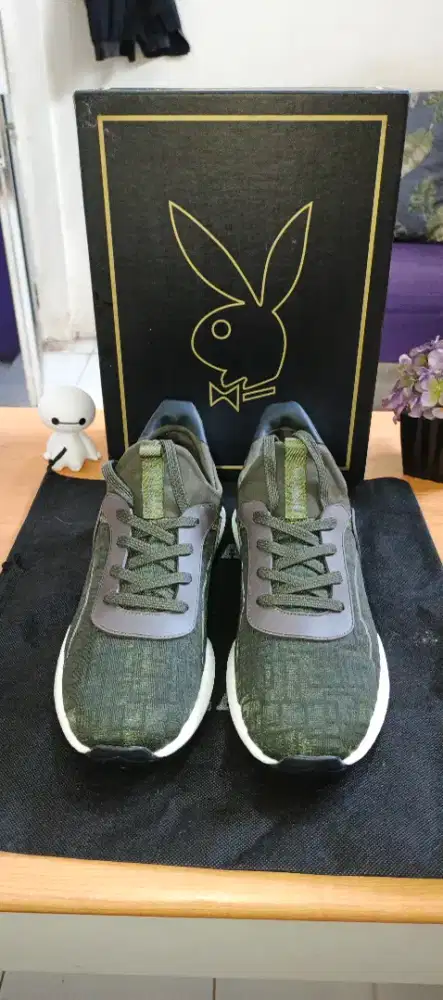 Sepatu sport playboy