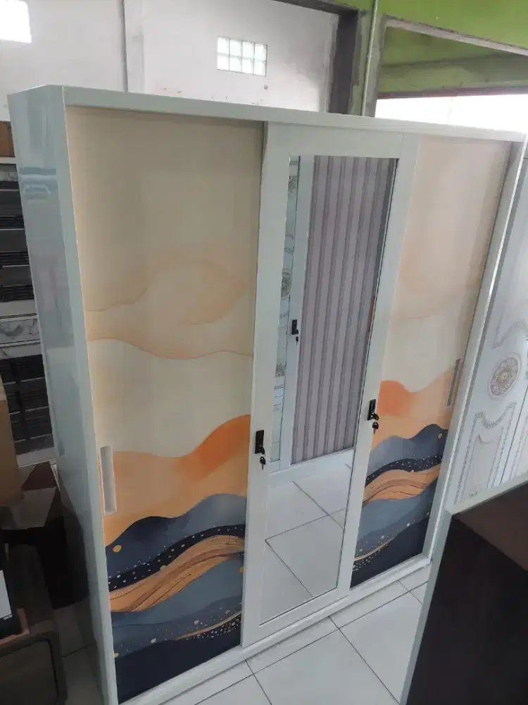 Lemari besi 3 pintu