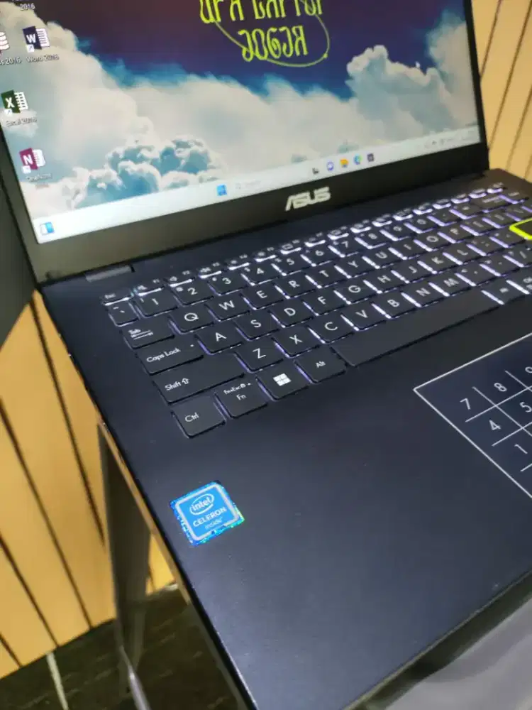 Laptop Laris Asus vivobook e410ma Intel celeron N4020, ram 4, ssd 256G
