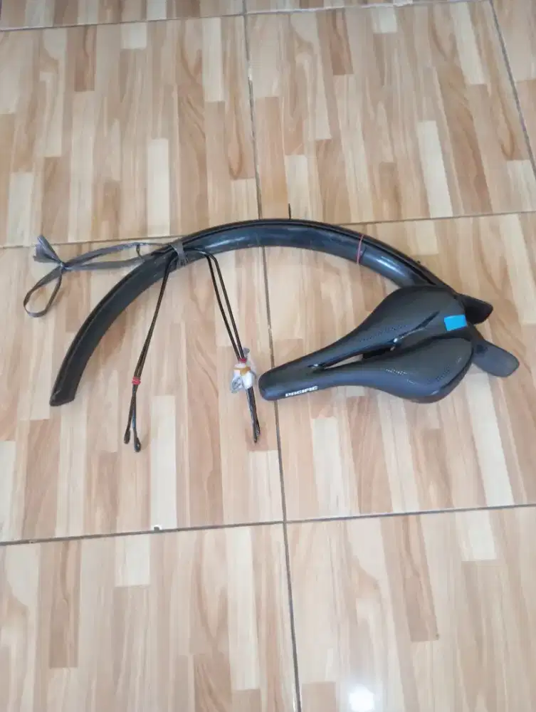 spakbor sepeda lipat 20 inc dan sadel jok pacific masih bagus