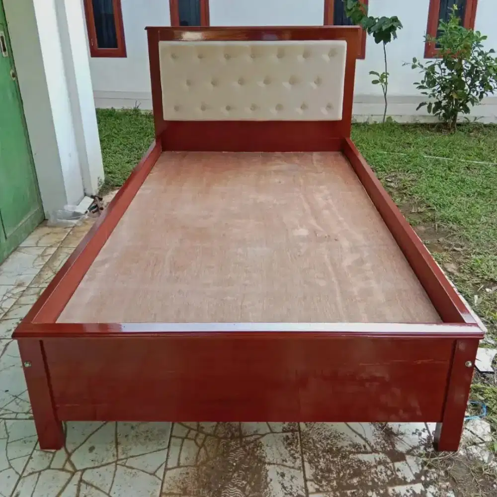 Dipan tempat tidur kayu jati