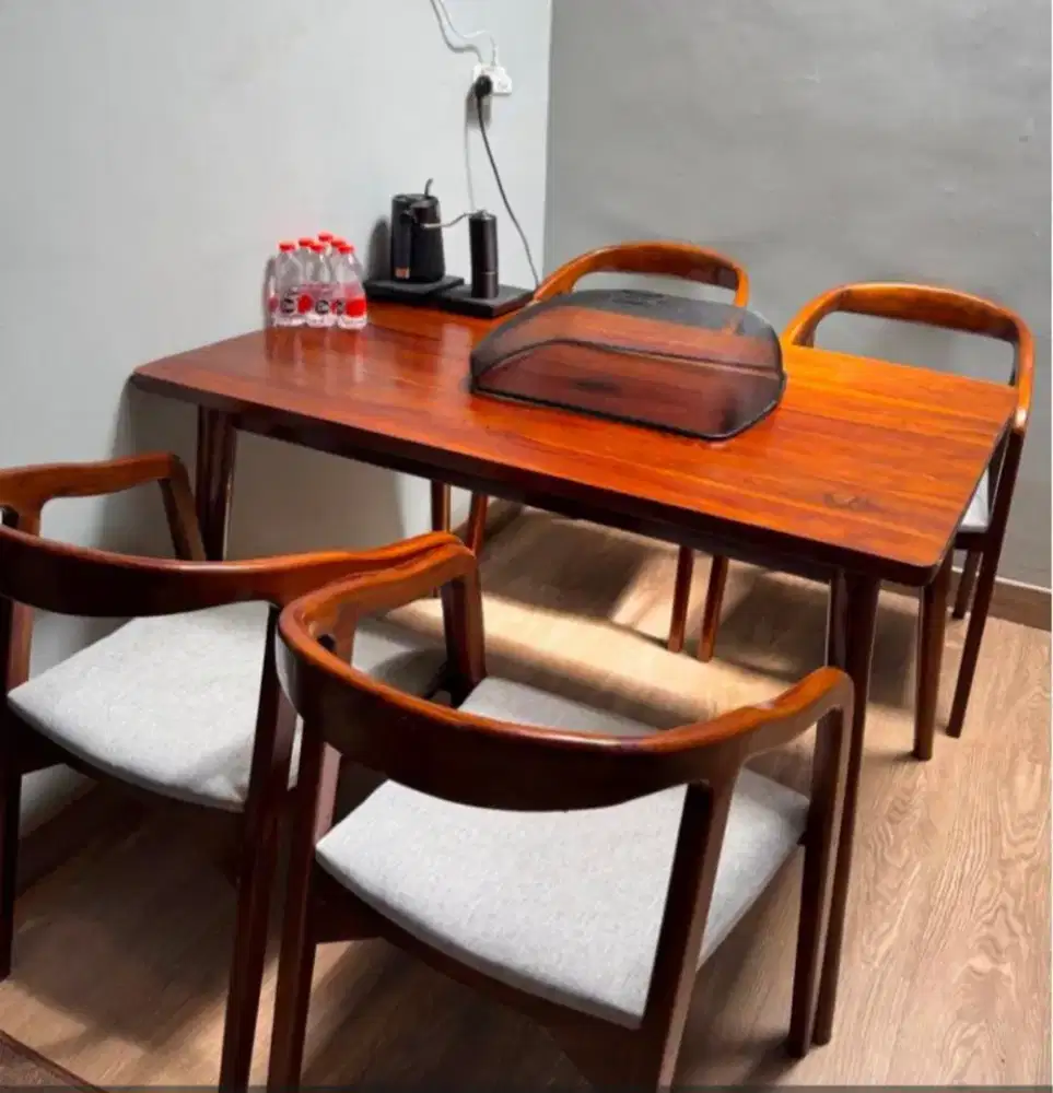 Jual meja makan jati kondisi ok 4 kursi