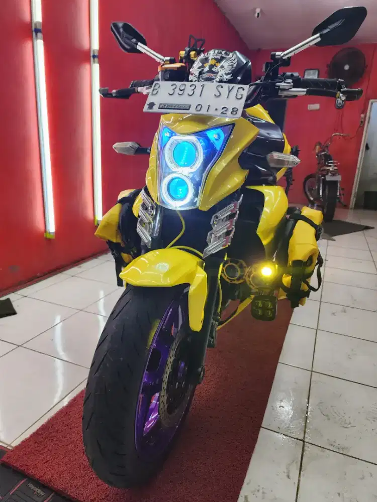 Kawasaki ER6N warna Kuning kolektor, belum pernah jatuh apalagi crash