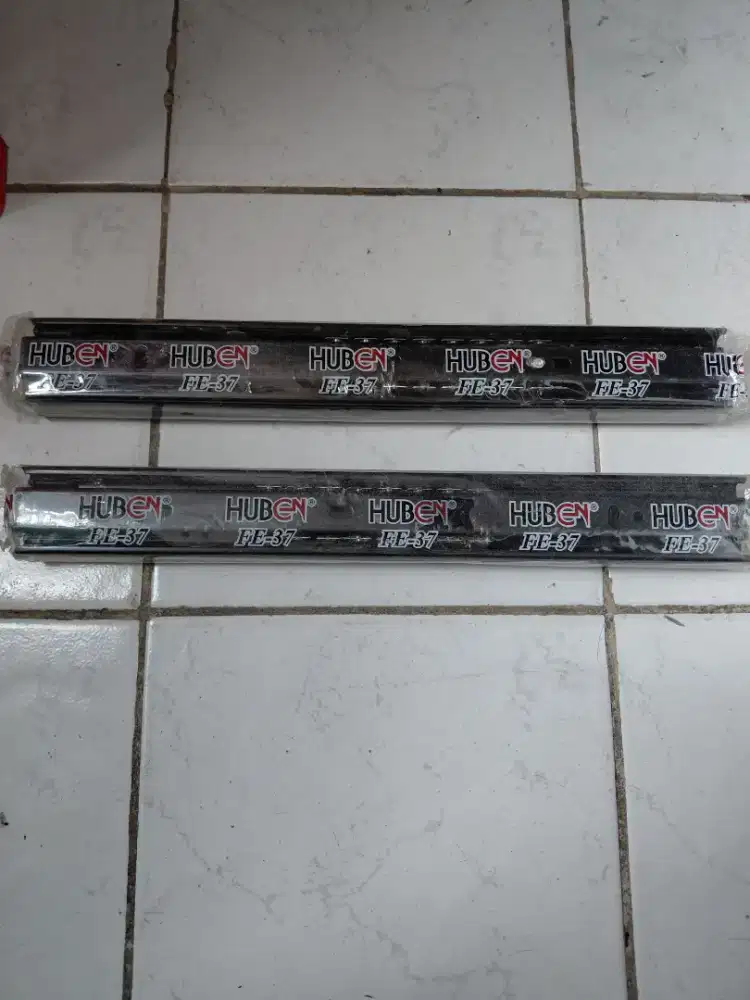 Rel Huben Laci Lemari ukuran 30cm