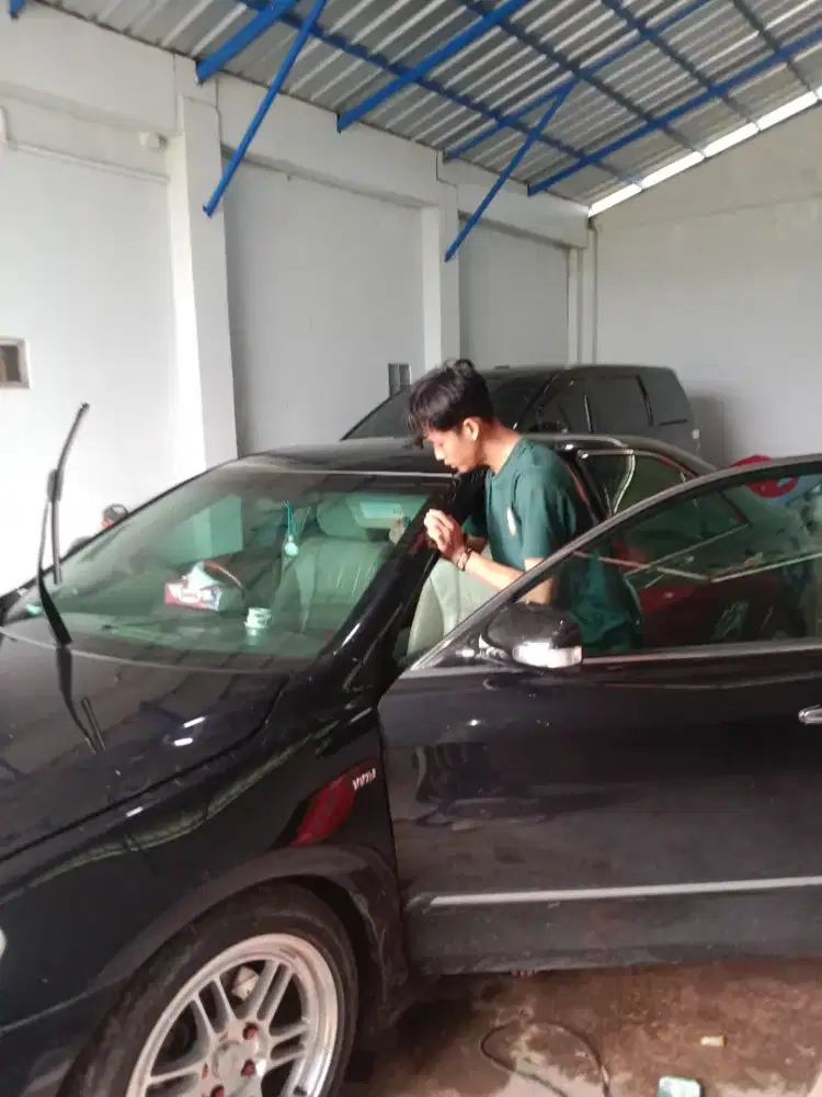 Kaca film mobil dan gedung panggilan