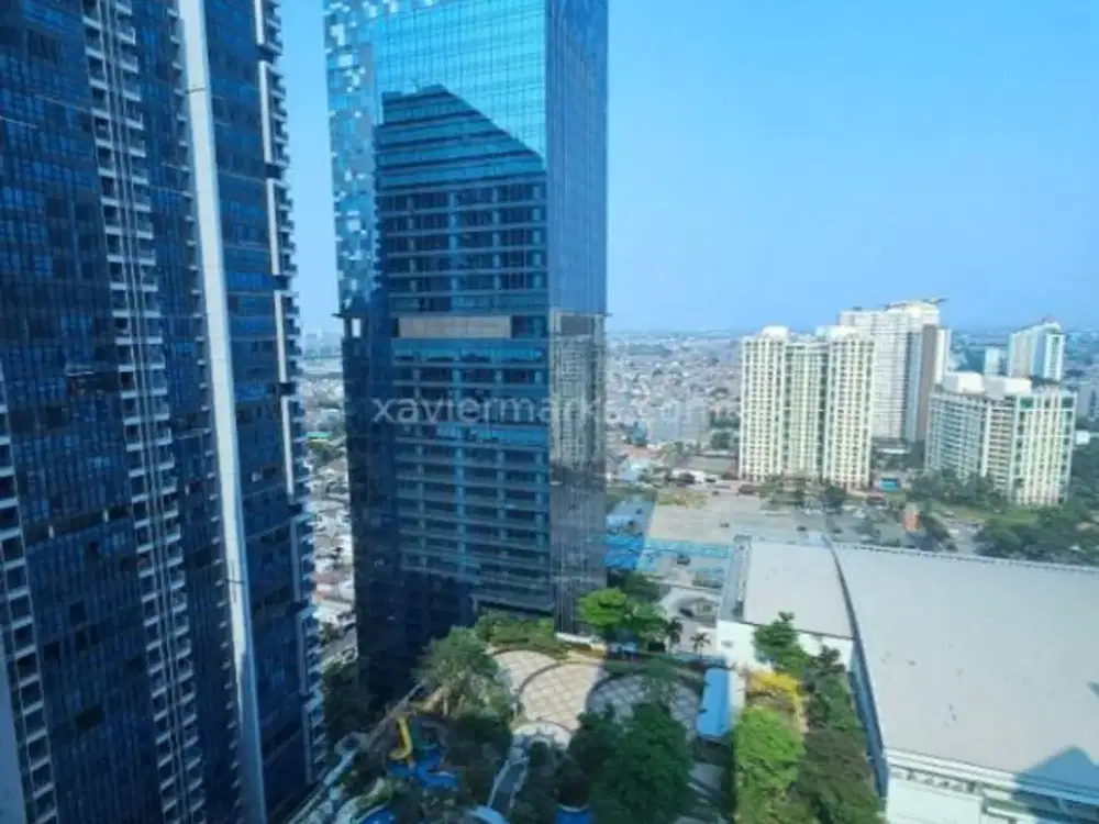 Dijual Apartemen Casa Grande Tower Angelo, posisi hoek dengan pemandangan kolam renang dan kota.
