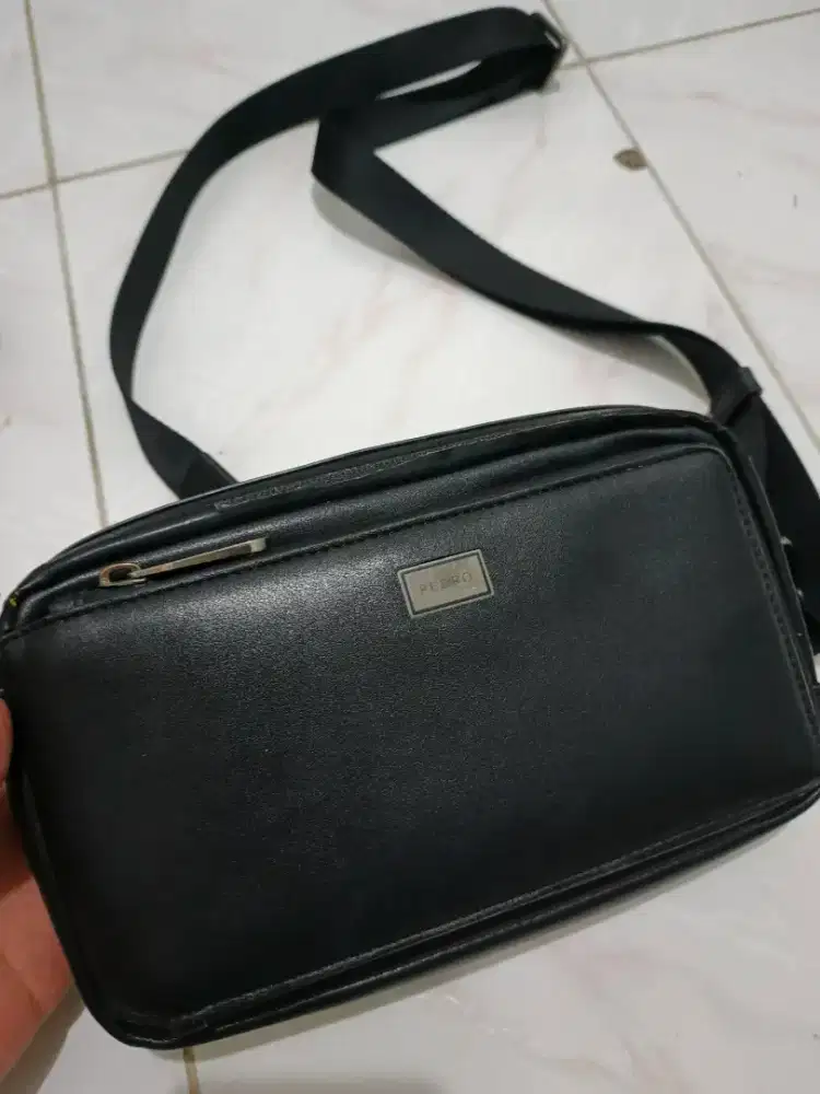Tas selempang kulit merk pedro