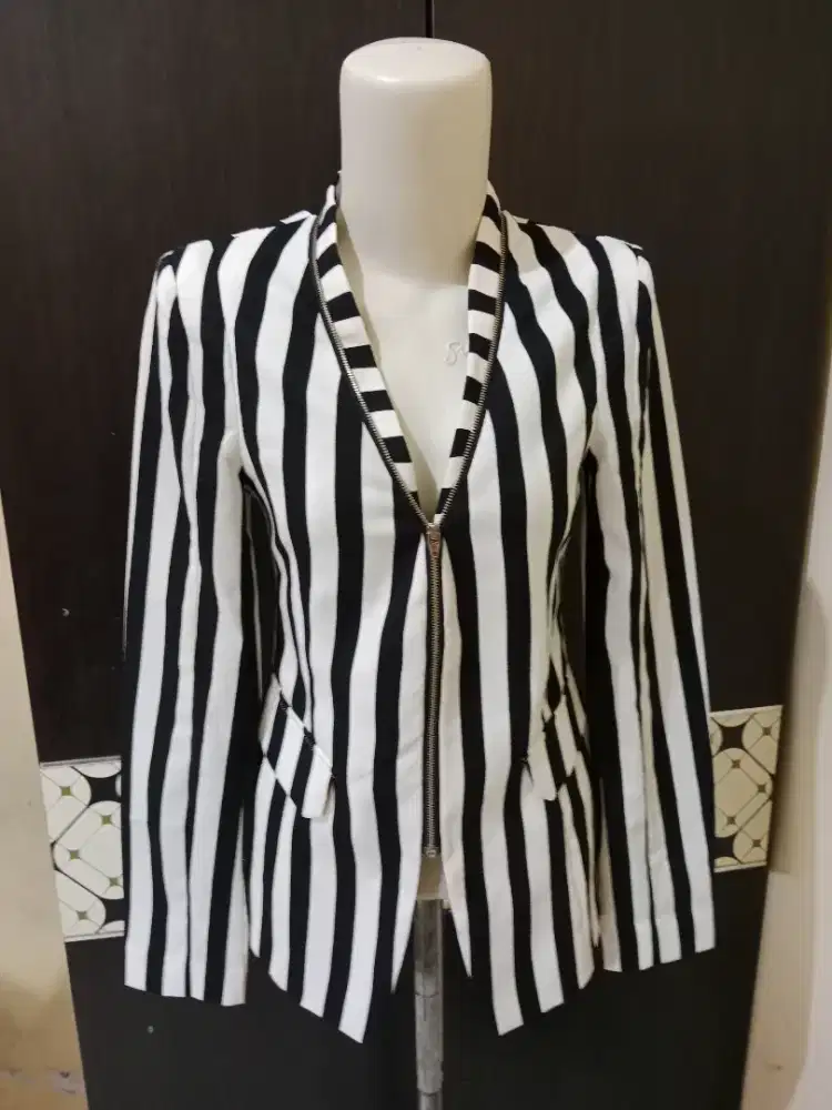 Blazer hitam putih preloved