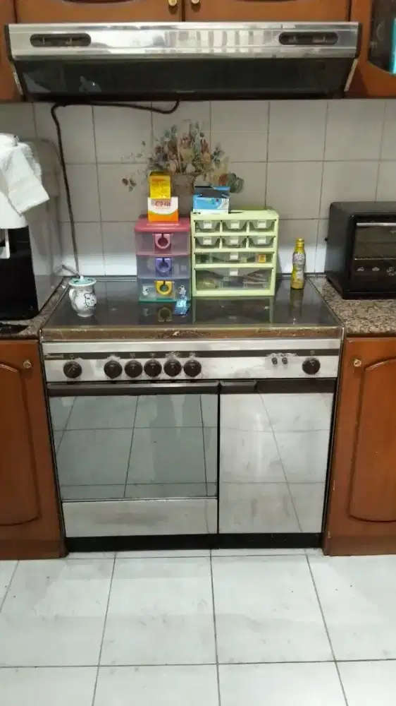 Oven bekas sudah lama tidak di pakai  merek Ariston