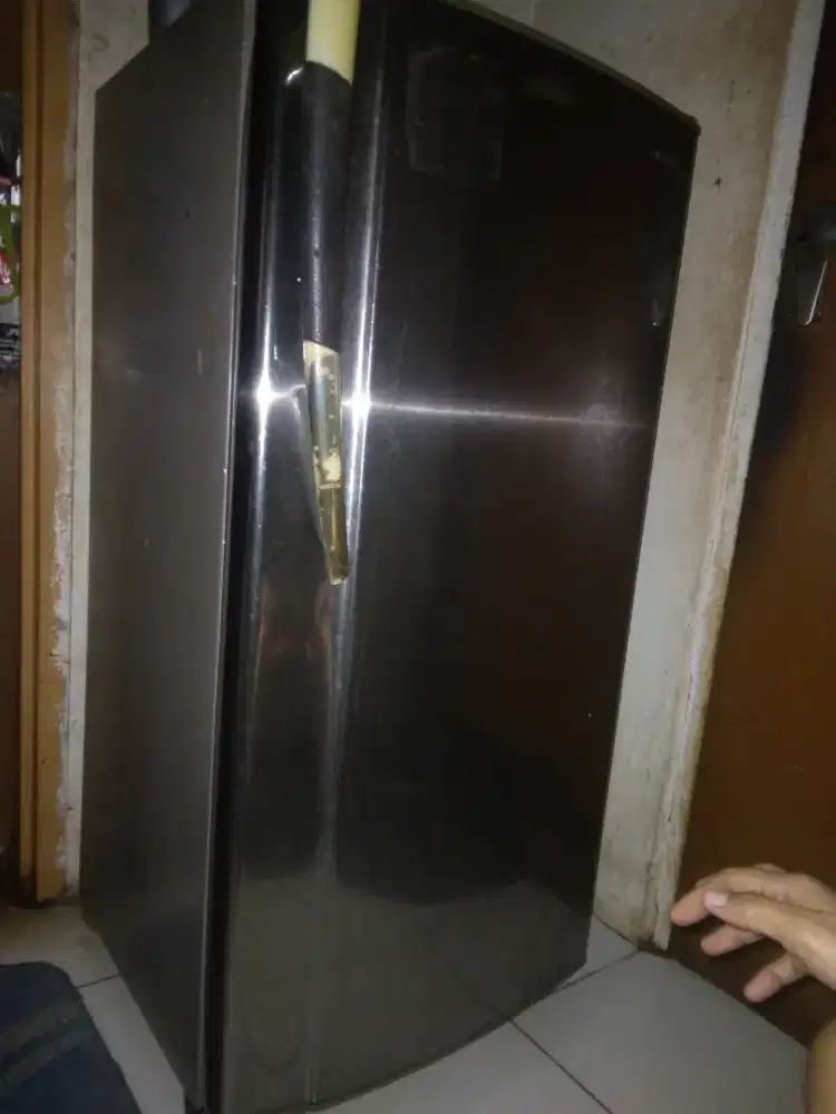 Dijual kulkas merk sharp