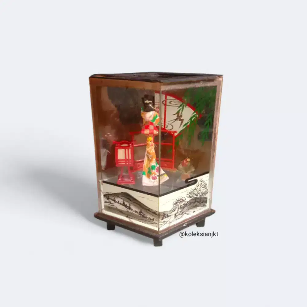 Vintage Japanese Geisha Mirrored Shadow Box Preloved
