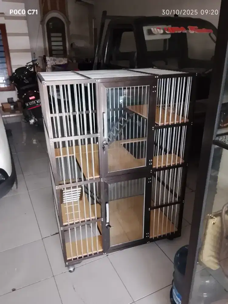 Kandang kucing aluminium lantai keramik