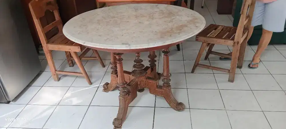 Meja bulat marmer kuno