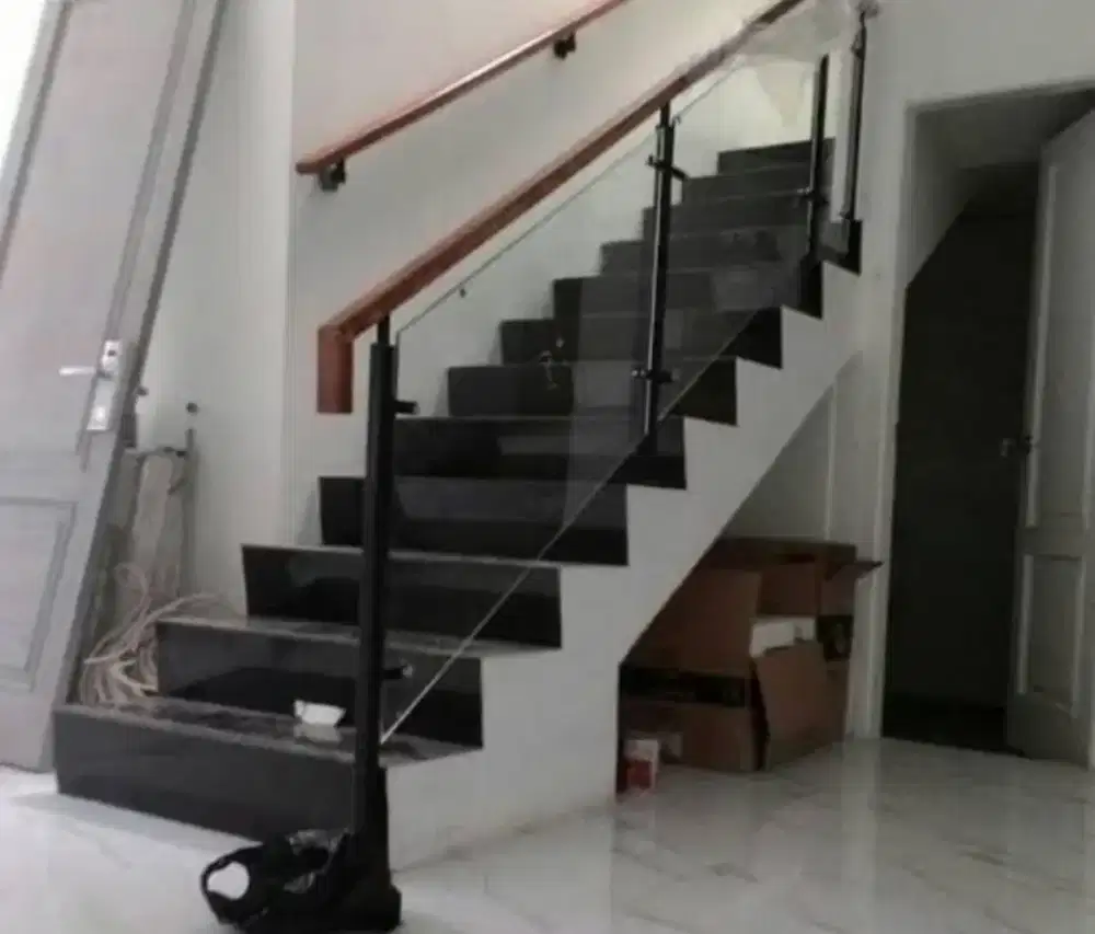 Railing tangga kaca polos