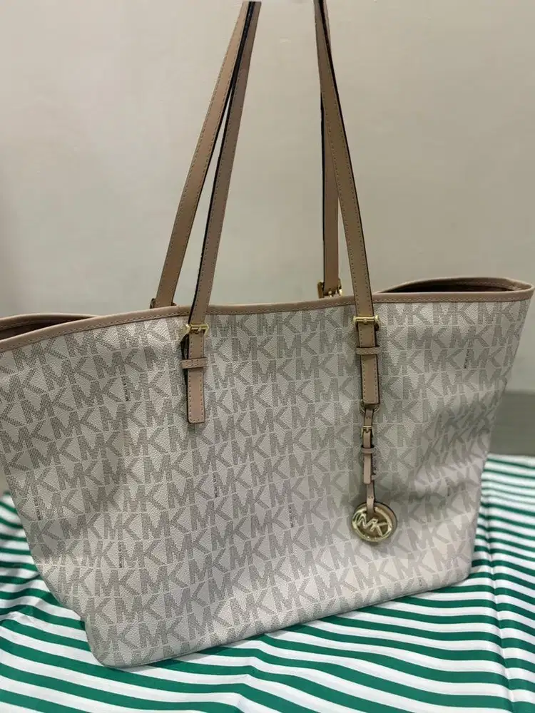 Prelove like new, MK Jet Set Signature Vanilla