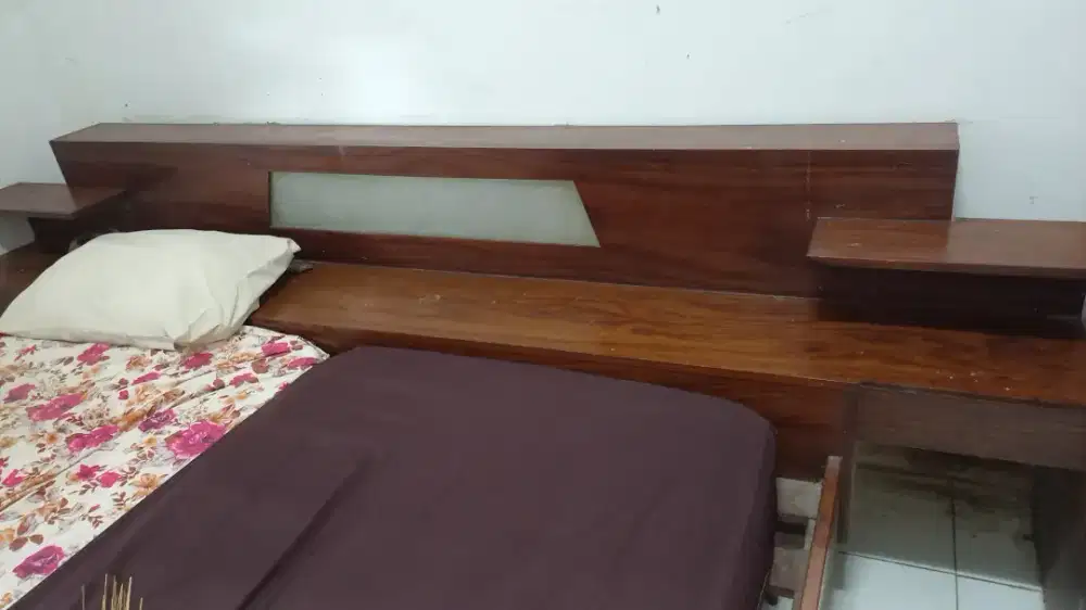 Tempat tidur jati