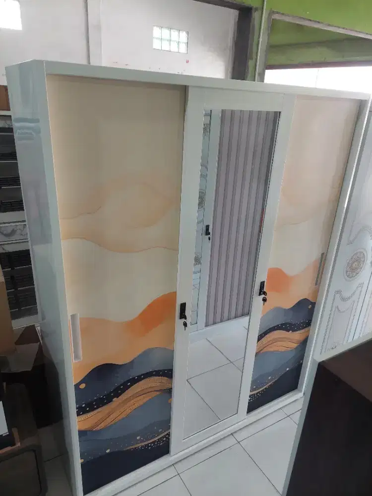 Lemari besi 3pintu uk 150cm
