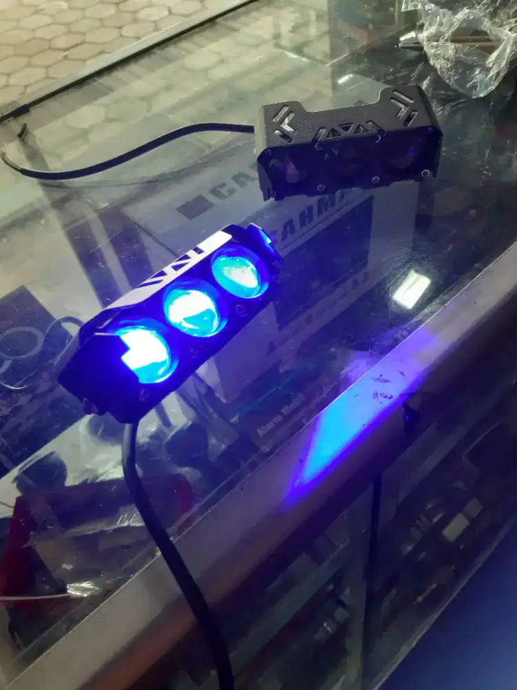 Lampu tembak 3 mata  kuning .putih